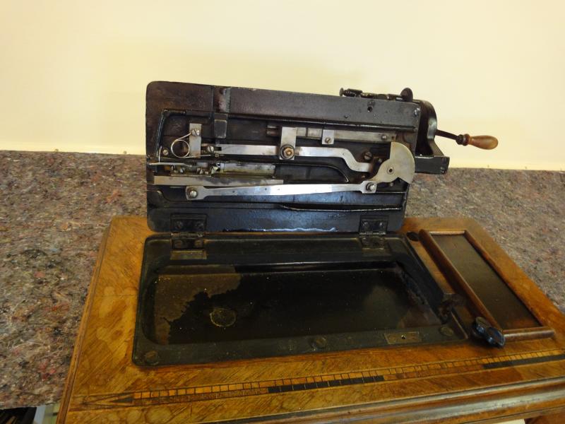 Symaskine, 100 år gl.