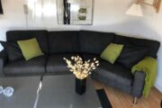 Mørk grå sofa